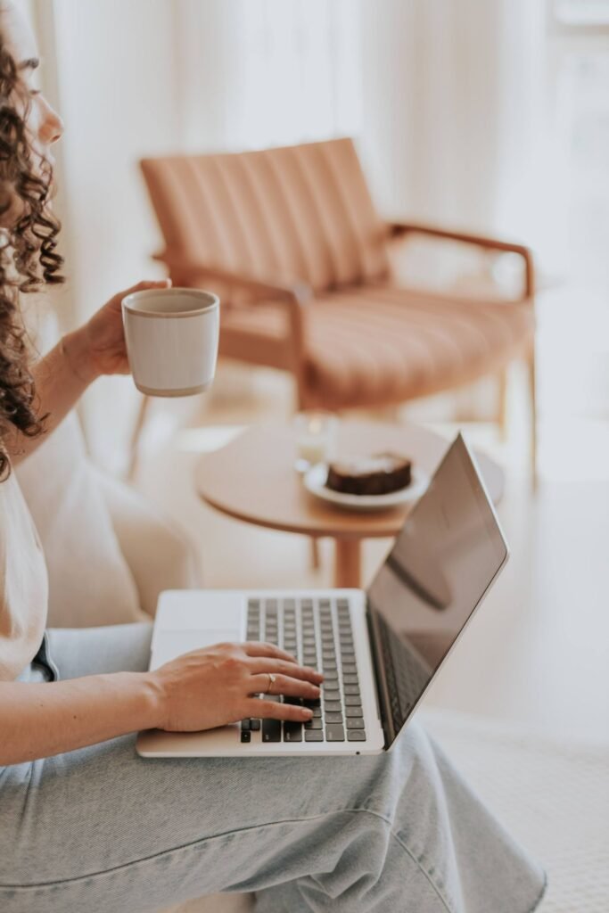 Contacte Aurore, fondatrice d'Ausantra, accompagnement digital pour professionnels du bien-être
